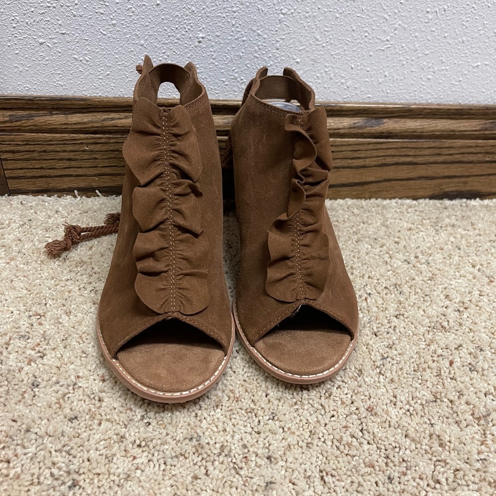 NWOT Toms Elba Ruffle Peep Toe Booties